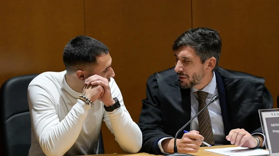 Uno de los acusados por la paliza mortal a Samuel Luiz, Diego M.M junto a su abogado. Uno de los acusados por la paliza mortal a Samuel Luiz, Diego M.M junto a su abogado.