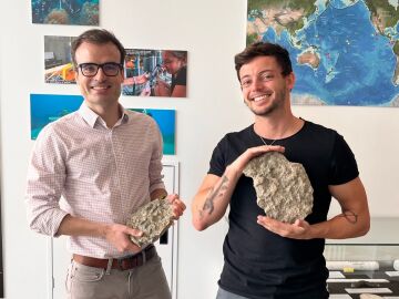 Alfredo Martínez-García (izquierda) y Jonathan Jung (derecha) con muestras de coral paleozoico