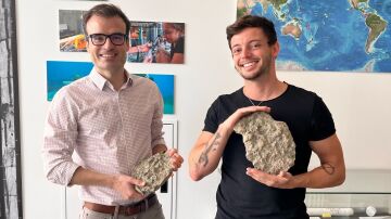 Alfredo Martínez-García (izquierda) y Jonathan Jung (derecha) con muestras de coral paleozoico