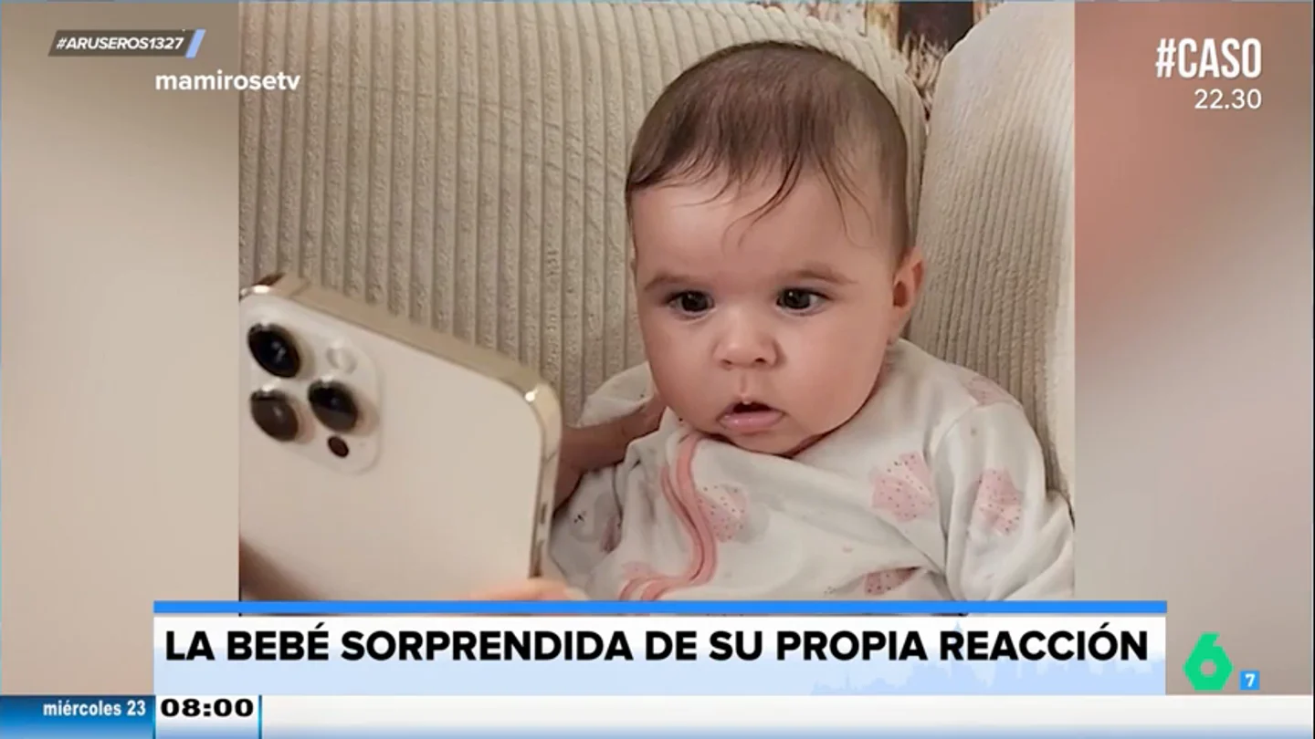 Unos padres deciden enseñar a su hija un vídeo suyo llorando y la niña alucina al verse pataleando Unos padres deciden enseñar a su hija un vídeo suyo llorando y la niña alucina al verse pataleando