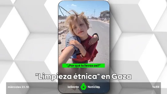 Una niña gazatí carga con su hermana herida Una niña gazatí carga con su hermana herida