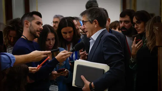 El portavoz parlamentario del PSOE, Patxi López, atiende a los medios a su llegada a la sesión de control al Gobierno de este miércoles en el Congreso. El portavoz parlamentario del PSOE, Patxi López, atiende a los medios a su llegada a la sesión de control al Gobierno de este miércoles en el Congreso.