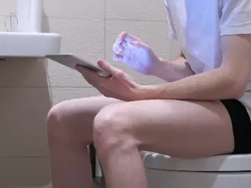 ¿Usas el móvil en el baño? Los expertos explican por qué es un riesgo para tu salud ¿Usas el móvil en el baño? Los expertos explican por qué es un riesgo para tu salud