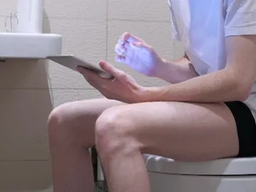 ¿Usas el móvil en el baño? Los expertos explican por qué es un riesgo para tu salud ¿Usas el móvil en el baño? Los expertos explican por qué es un riesgo para tu salud