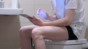 ¿Usas el móvil en el baño? Los expertos explican por qué es un riesgo para tu salud