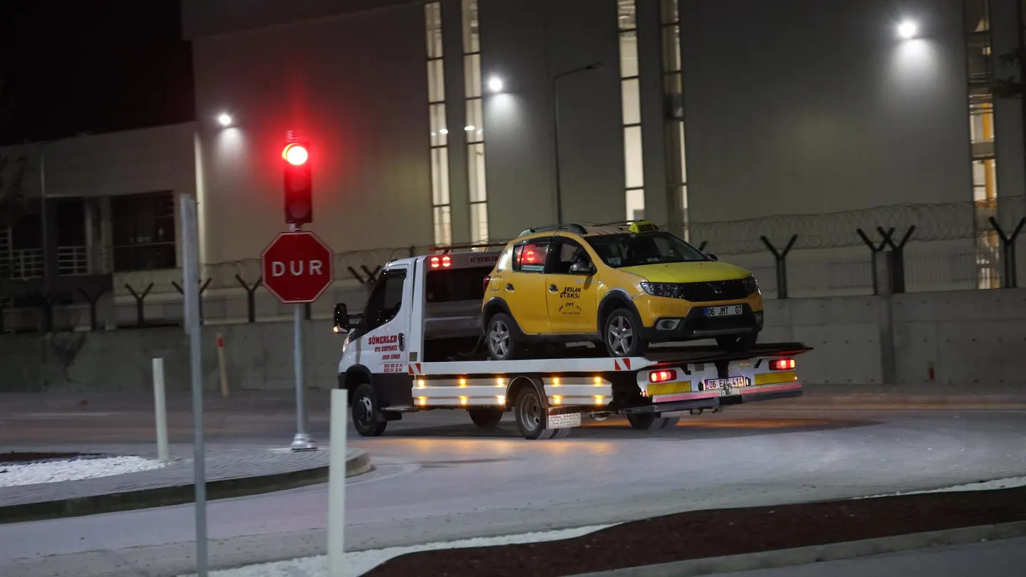 Retirada del taxi utilizado por los sospechosos del ataque terrorista en Ankara. Retirada del taxi utilizado por los sospechosos del ataque terrorista en Ankara.