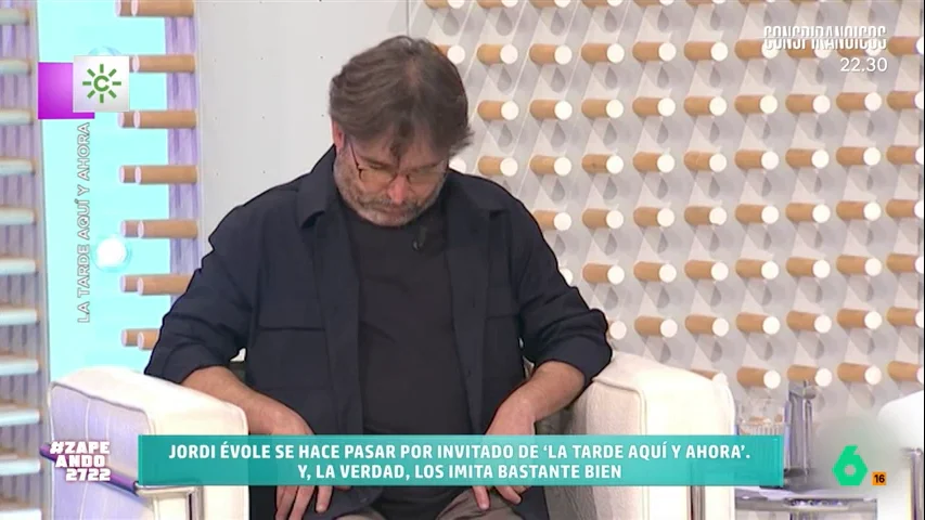 El periodista ha sido uno de los invitados del programa de Juan y Medio. Évole se anima a emular a Eloísa, la 'abuela durmiente', aprovechando que se encuentra en el mismo escenario. 