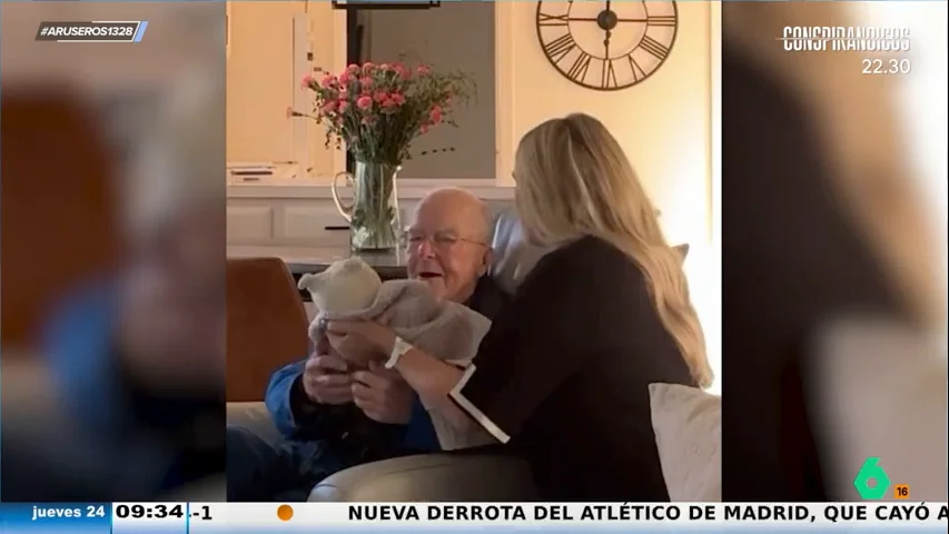 Un señor de 97 años no puede retener la emoción al conocer que su bisnieto lleva su nombre