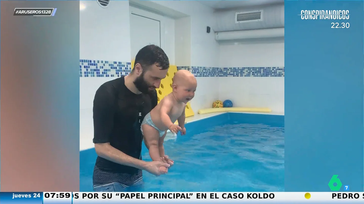 Así es el divertido momento en el que un padre lleva a su hijo por primera vez a aprender nadar Así es el divertido momento en el que un padre lleva a su hijo por primera vez a aprender nadar