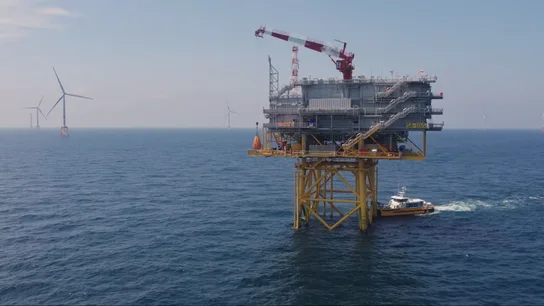 Imagen de una petrolera en el océano Imagen de una petrolera en el océano