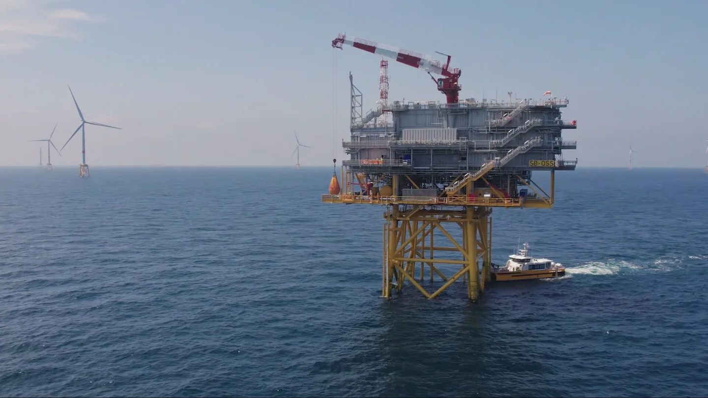 Imagen de una petrolera en el océano Imagen de una petrolera en el océano