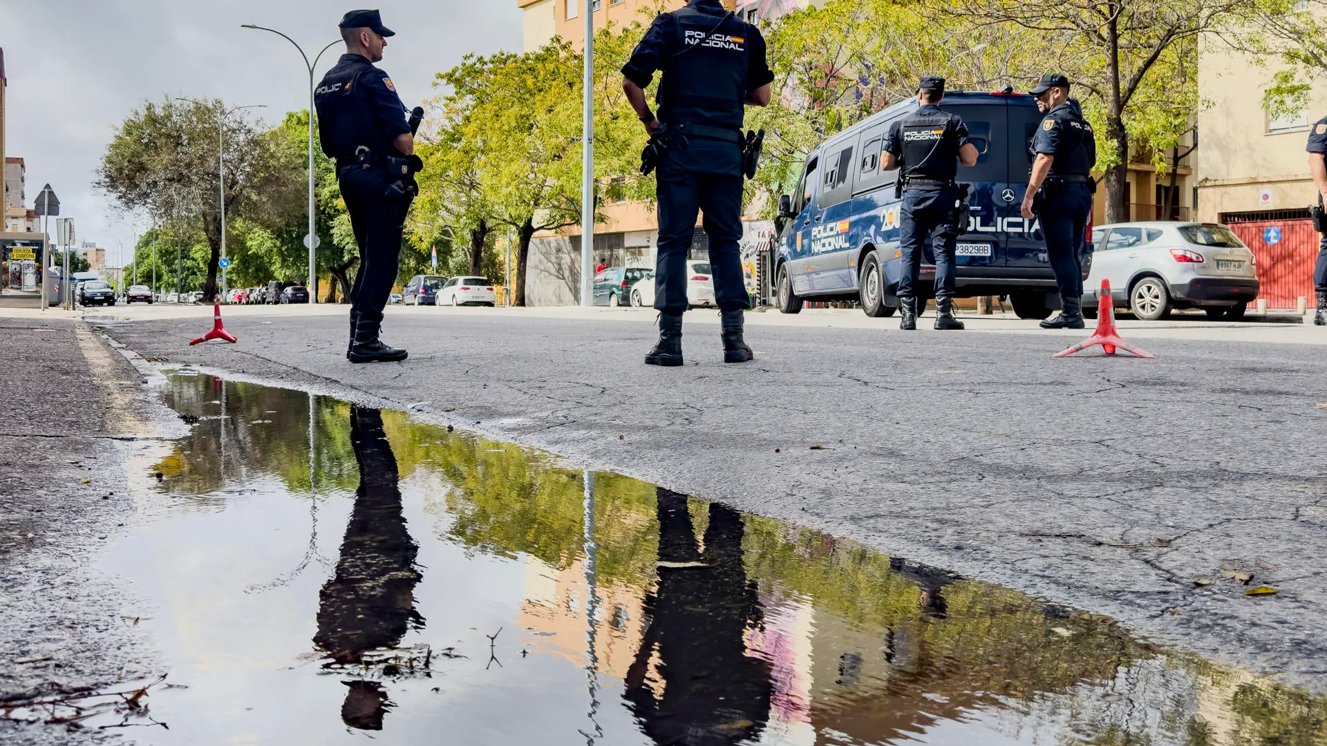 Agentes de la Policía Nacional patrullan en las Tres Mil Viviendas (Sevilla)