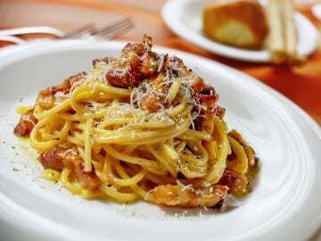 espaguetis a la carbonara, plato de pasta 