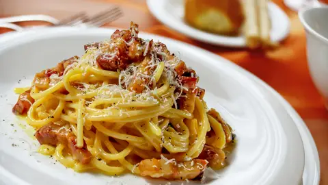 espaguetis a la carbonara, plato de pasta espaguetis a la carbonara, plato de pasta