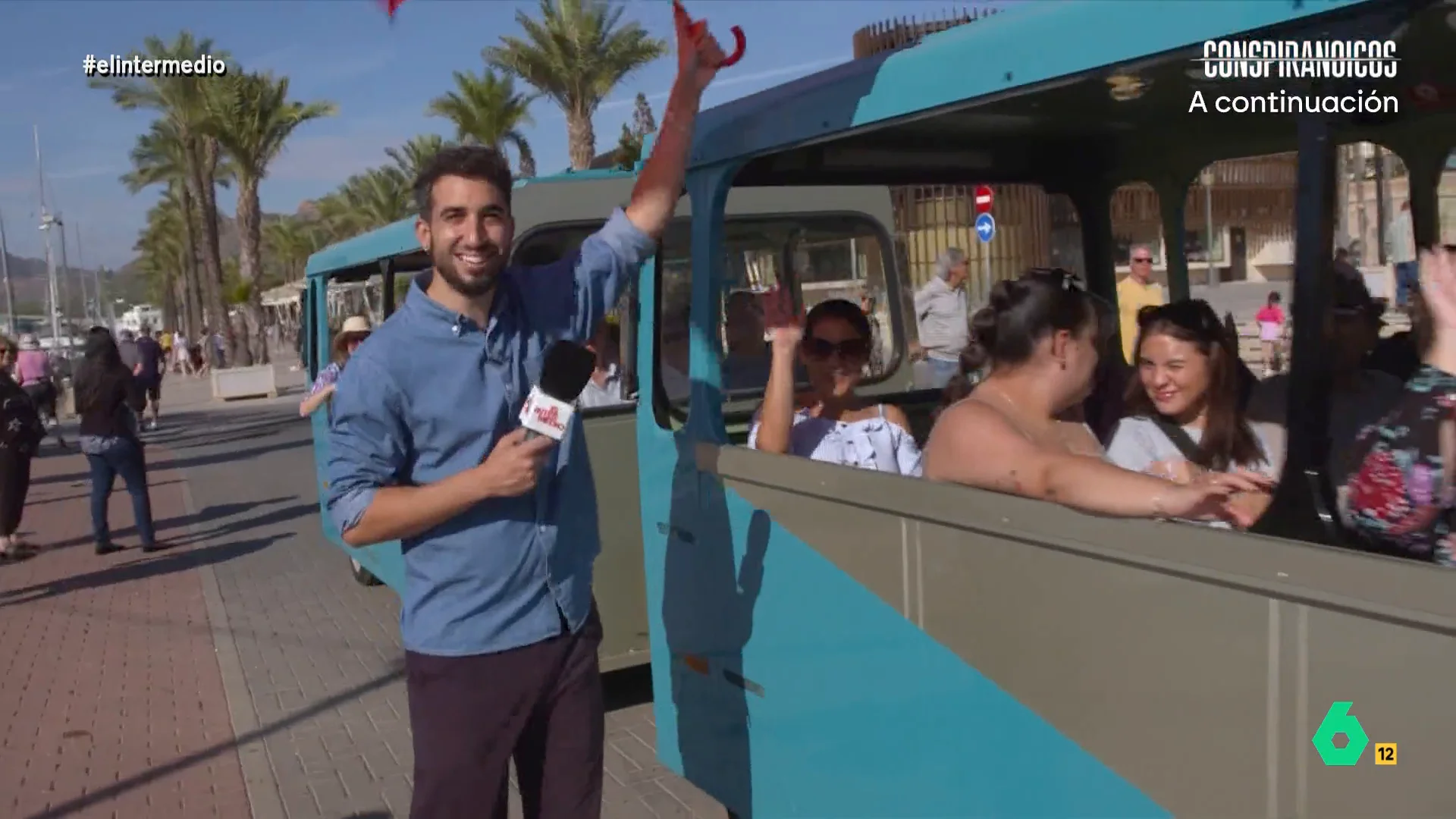 Isma Juárez recibe en Cartagena a algunos de los 3.500 cruceristas que llegan a la ciudad, a los que recomienda comer paparajotes. También habla con una guía que le explica que algunos de ellos la confunden con Cartagena de Indias.