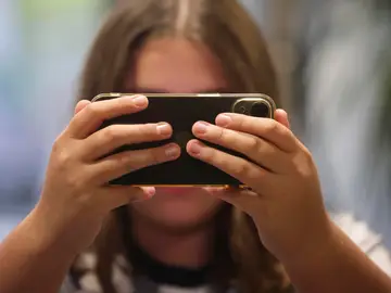 Una joven con el teléfono móvil Una joven con el teléfono móvil