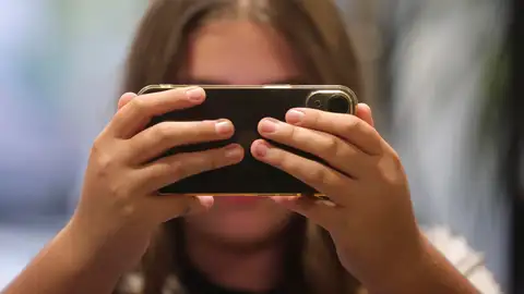 Una joven con el teléfono móvil Una joven con el teléfono móvil