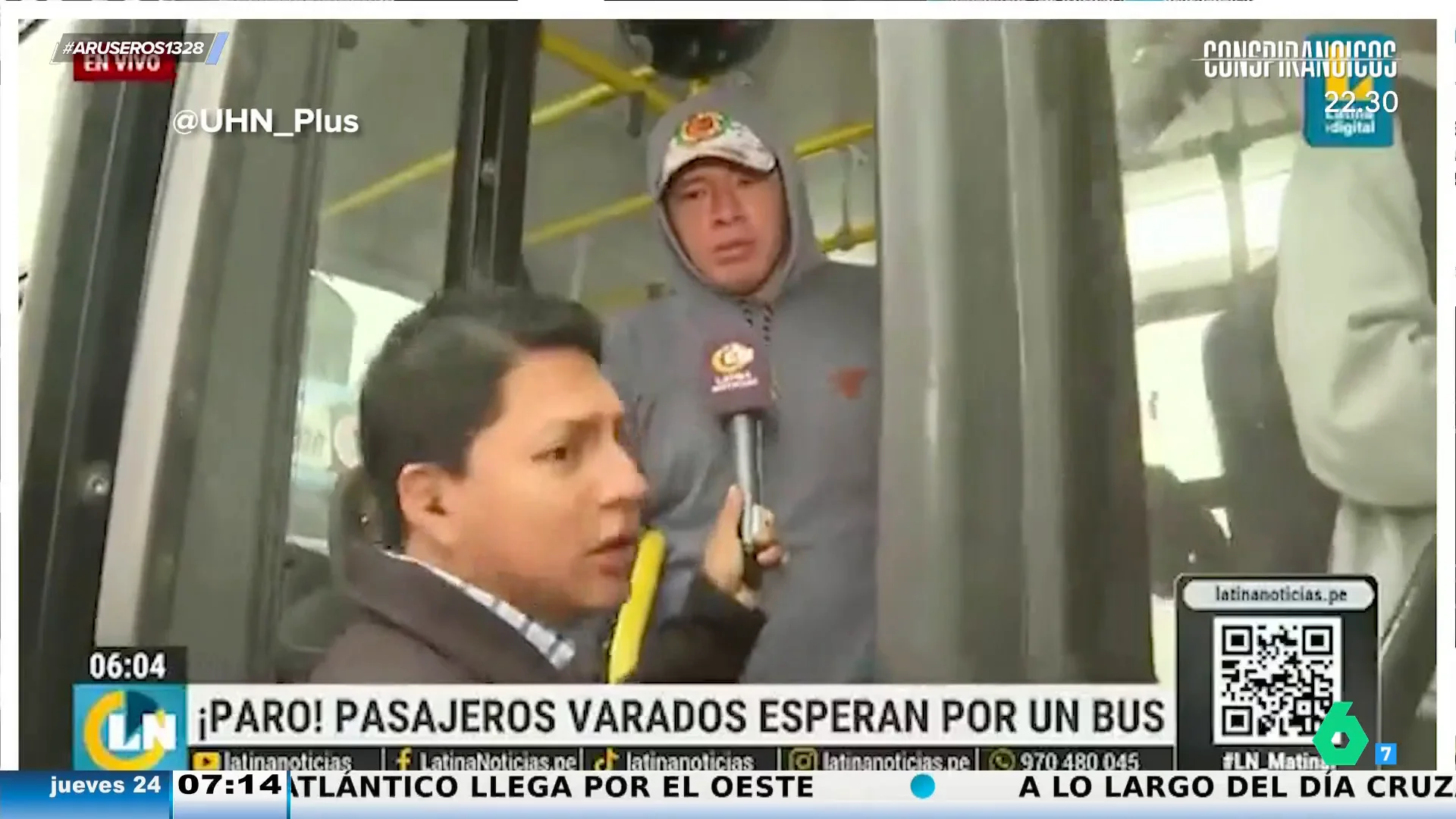 Un periodista se queda atrapado en un autobús en directo mientras entrevista a un hombre