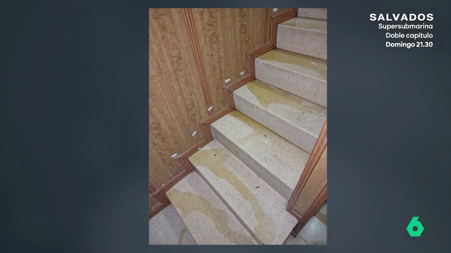 Aceite de coche, en unas escaleras Aceite de coche, en unas escaleras