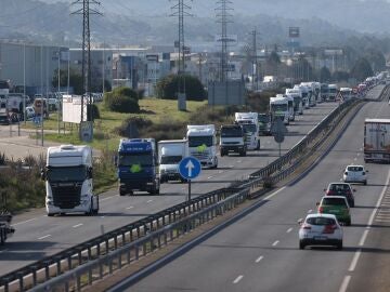 Imagen de archivo de cientos de camiones en huelga del transporte de mercancías por carretera.