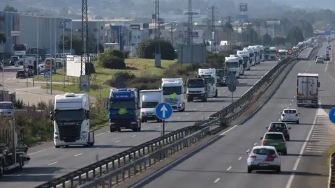 Imagen de archivo de cientos de camiones en huelga del transporte de mercancías por carretera. camiones en huelga del transporte de mercancías por carretera.
