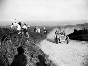 Un Gladiator de 35/45 CV, conducido por W F Pearce, participando en la subida a la colina de Ballinslaughter durante las pruebas de fiabilidad del Irish Automobile Club.