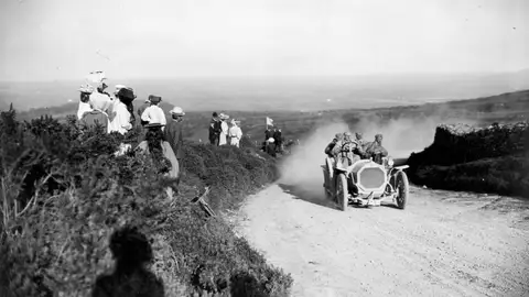 Un Gladiator de 35/45 CV, conducido por W F Pearce, participando en la subida a la colina de Ballinslaughter durante las pruebas de fiabilidad del Irish Automobile Club. Un Gladiator de 35/45 CV, conducido por W F Pearce, participando en la subida a la colina de Ballinslaughter durante las pruebas de fiabilidad del Irish Automobile Club.