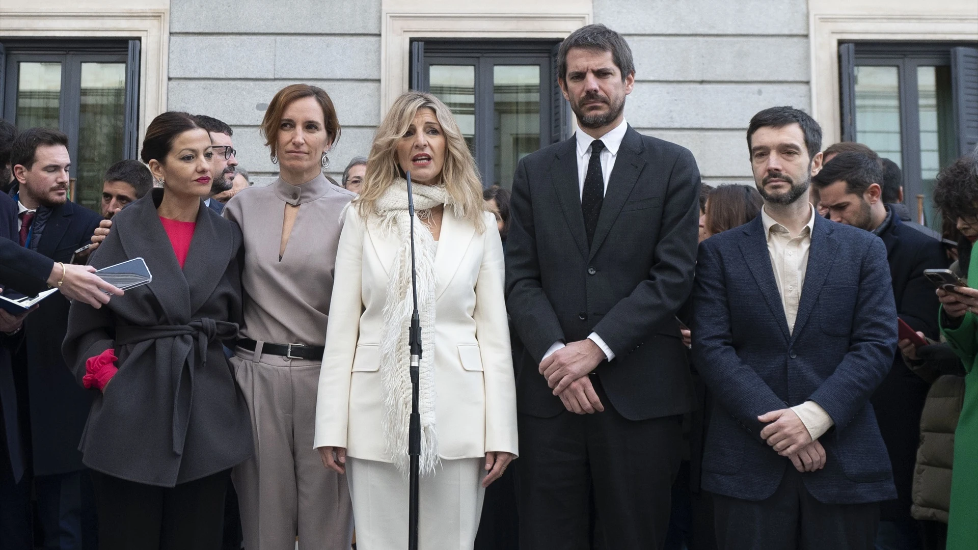 Yolanda Díaz, atiende a medios a su llegada al acto de homenaje a la Constitución, en el Congreso de los Diputados.