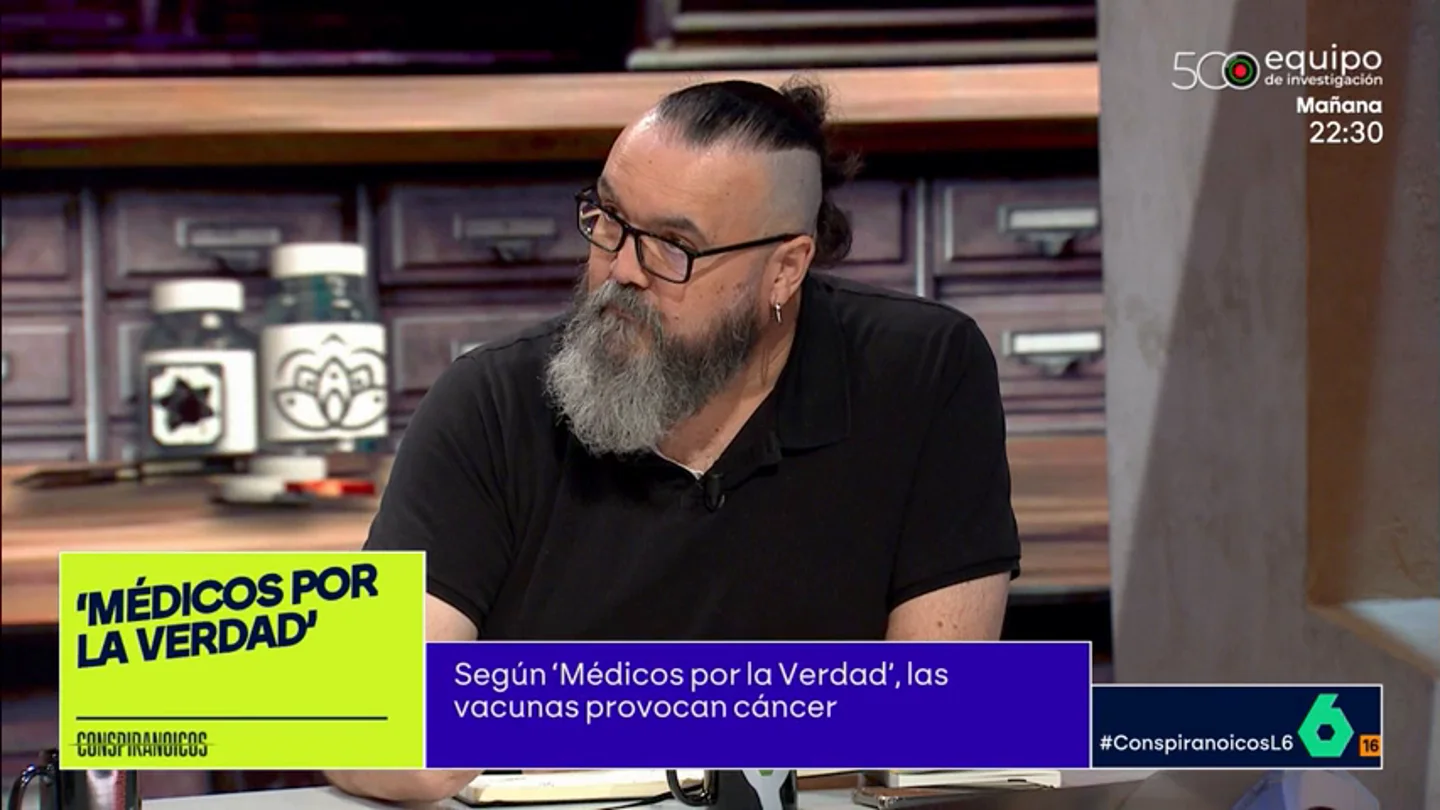 David Pastor expone que durante su melanoma mucha gente le ofrecía terapias: "El miedo abre una ventana a la irracionalidad" El filósofo sufrió un melanoma en estadio tres con metástasis en los ganglios linfáticos. "Si no se tiene la información... el miedo puede actuar de cualquier forma", asegura.