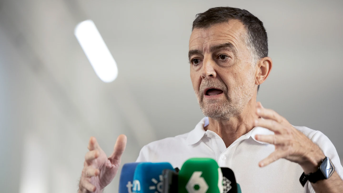El coordinador general de Izquierda Unida, Antonio Maillo, durante unas declaraciones a los medios sobre la dimisión d Errejón. El coordinador general de Izquierda Unida, Antonio Maillo.