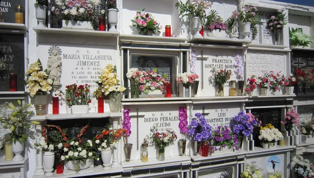 Lápidas decoradas con flores Lápidas decoradas con flores