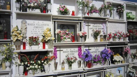 Lápidas decoradas con flores
