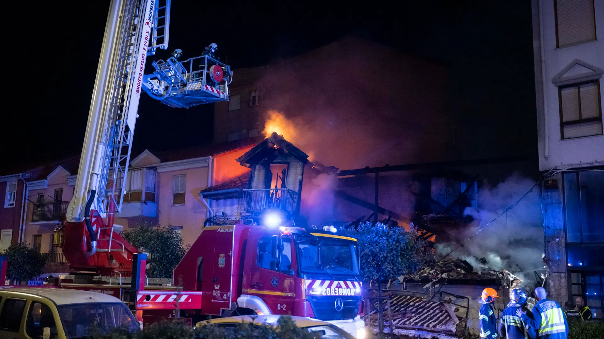 Una explosión de gas ha provocado esta madrugada el derrumbe de un edificio de la calle de La Albericia, en Santander