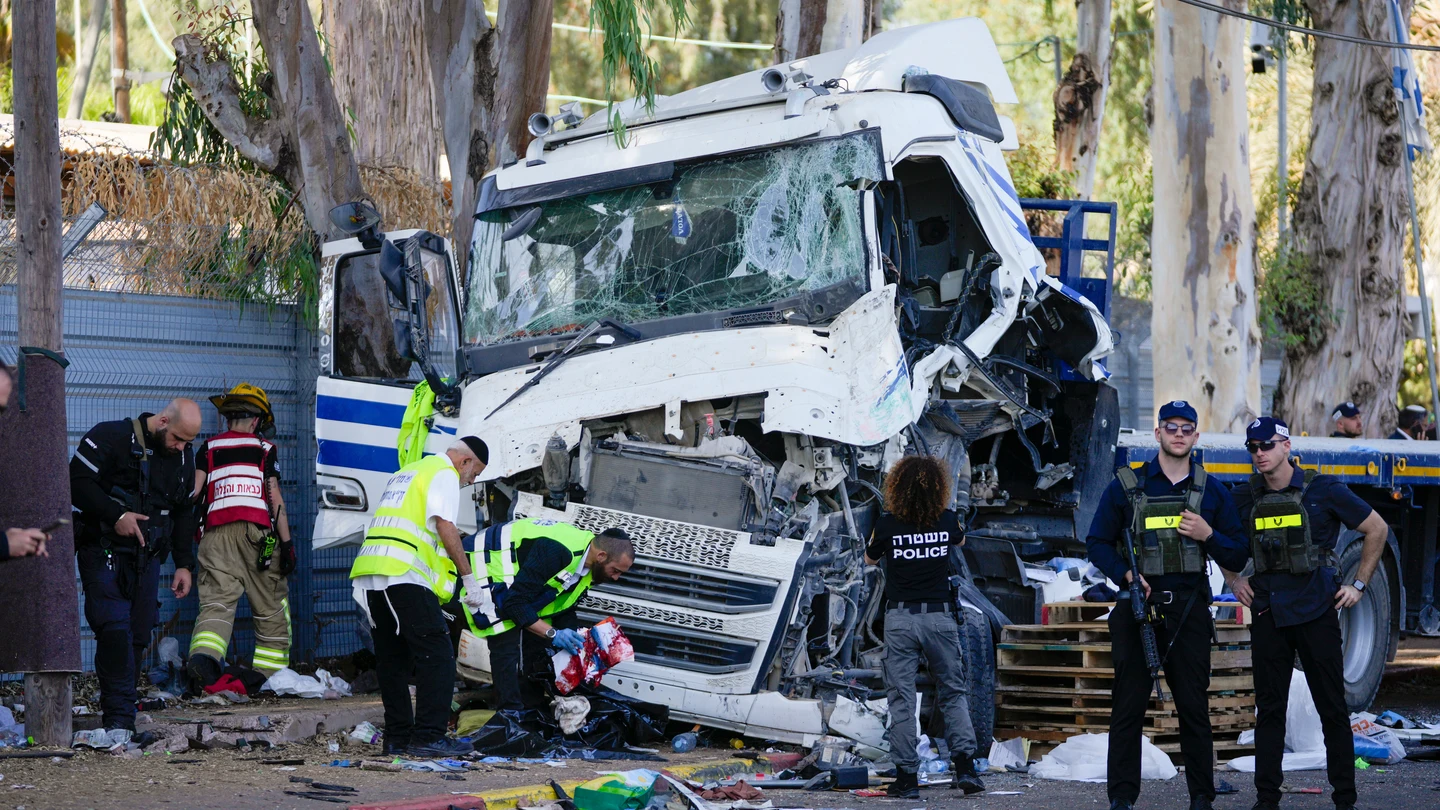 Atentado terrorista en Tel Aviv: un camión embiste contra una parada de autobús y deja al menos 40 heridos Atentado terrorista en Tel Aviv: un camión embiste contra una parada de autobús y deja al menos 40 heridos