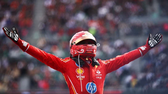 Carlos Sainz celebra su victoria en el Gran Premio de México. Carlos Sainz celebra su victoria en el Gran Premio de México.