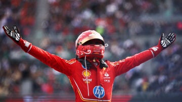 Carlos Sainz celebra su victoria en el Gran Premio de México.