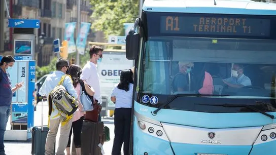 Un grupo de visitantes, en la parada del autobús del Aeropuerto de El Prat Un grupo de visitantes, en la parada del autobús del Aeropuerto de El Prat