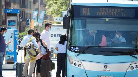 Un grupo de visitantes, en la parada del autobús del Aeropuerto de El Prat