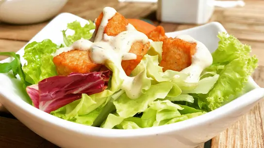 Una ensalada con sofa cocinada en la freidora de aire. Una ensalada con sofa cocinada en la freidora de aire.