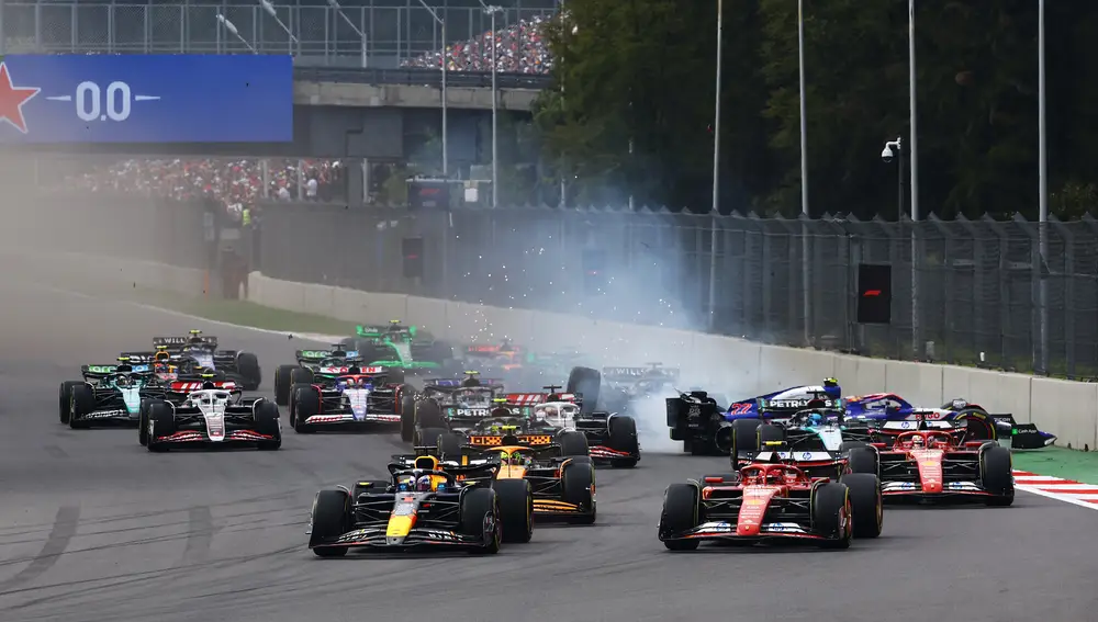 Imagen de la primera curva, con Verstappen adelantando a Sainz Imagen de la primera curva, con Verstappen adelantando a Sainz