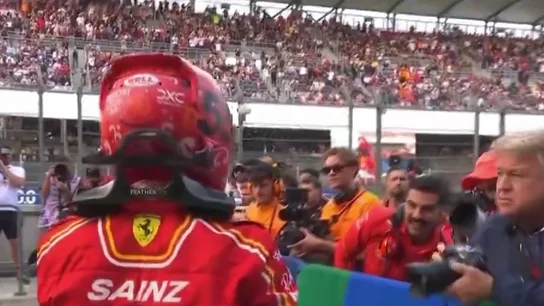 Carlos Sainz celebra su pole en México ante la ausencia de los representantes de Ferrari Carlos Sainz celebra su pole en México ante la ausencia de los representantes de Ferrari
