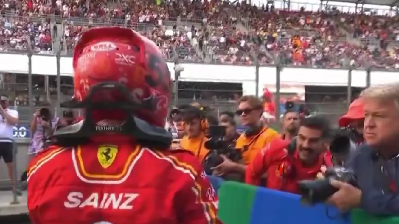 Carlos Sainz celebra su pole en México ante la ausencia de los representantes de Ferrari