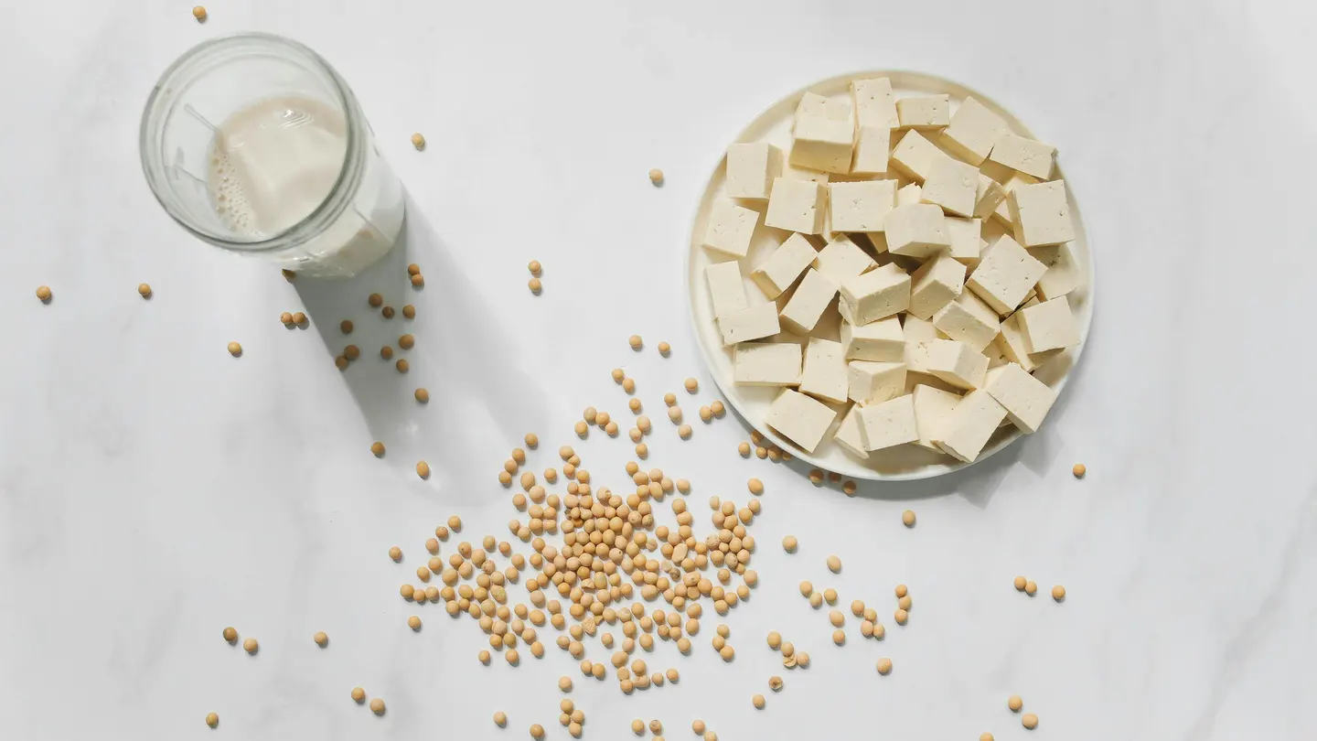 Bloques de tofu junto a semillas de soja y leche de soja. Bloques de tofu junto a semillas de soja y leche de soja.