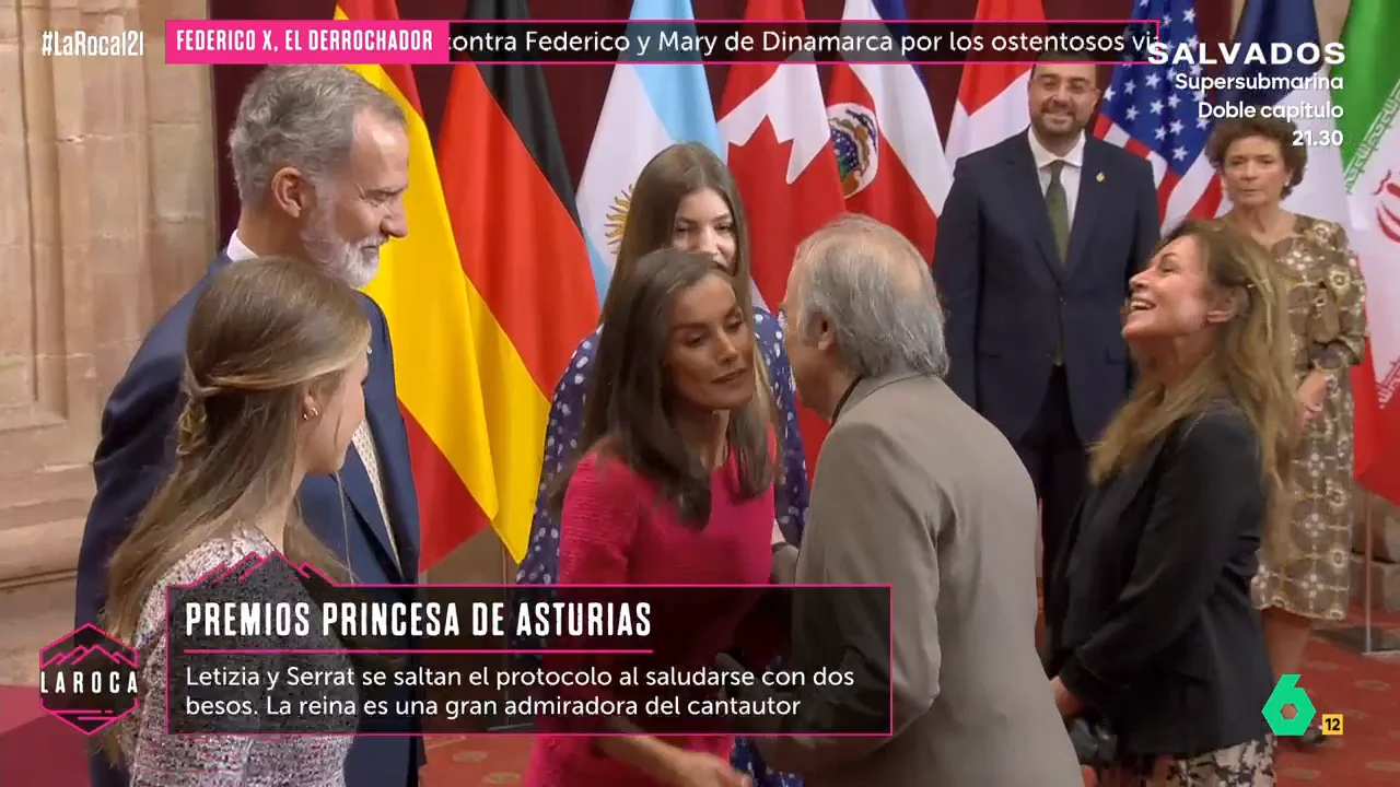 La Reina Letizia y Serrat dándose dos besos en los Princesa de Asturias