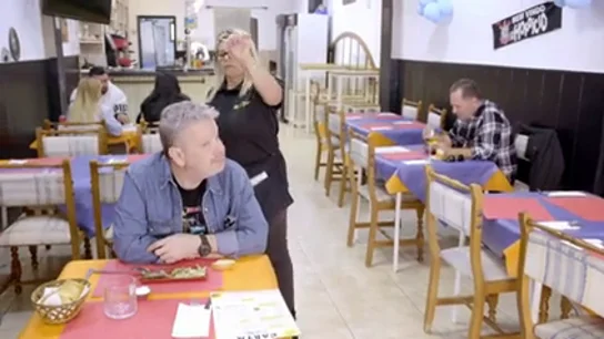 Chicote, a la dueña de 'Los Pitos' tras encender un palo santo para "sacar la mala energía": "Me pone nervioso" Chicote, 'a cuadros' tras ver a la dueña de 'Los Pitos' encender un palo santo para "sacar la mala energía"