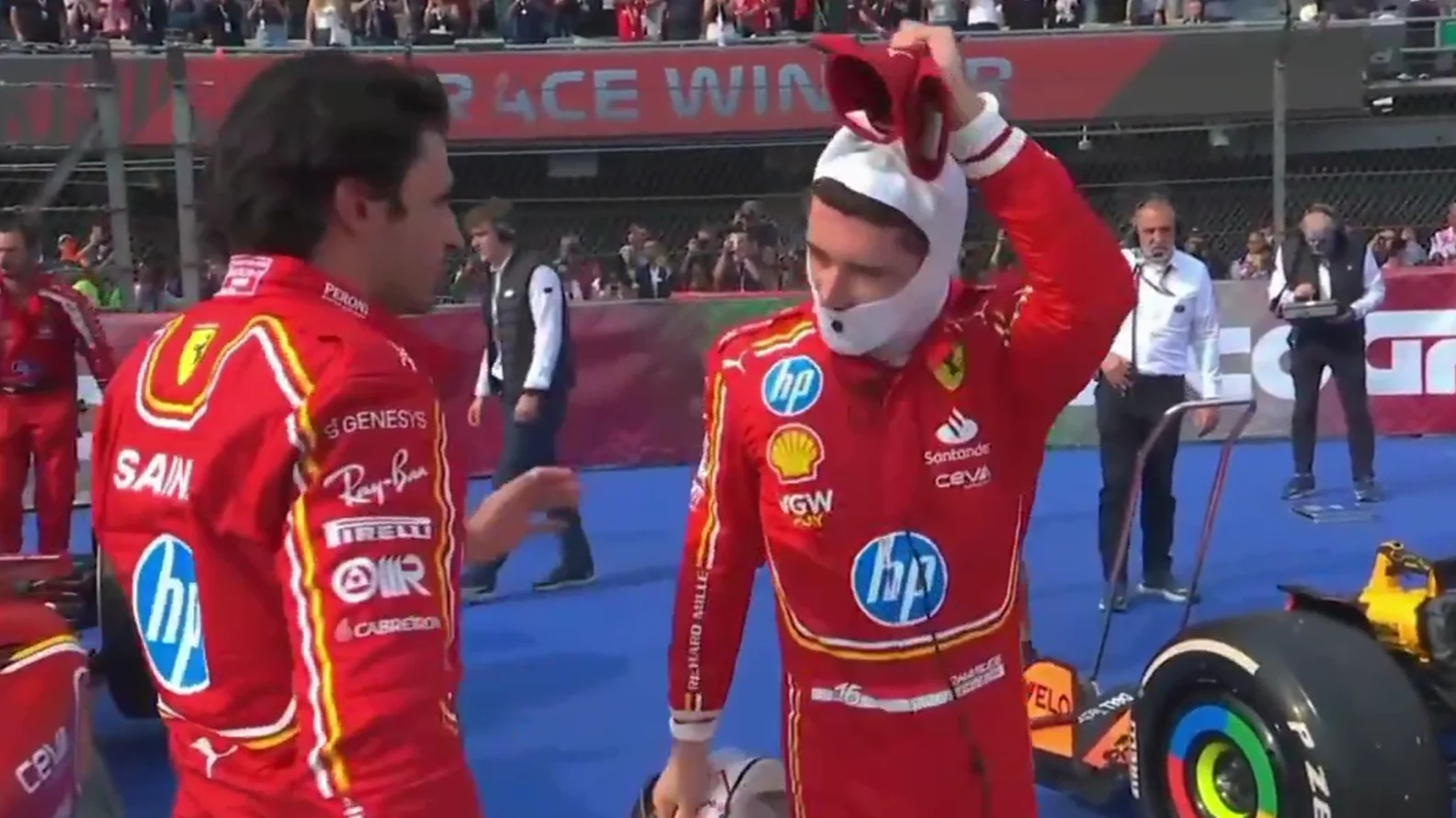 El feo gesto de Leclerc a Carlos Sainz tras su victoria en México