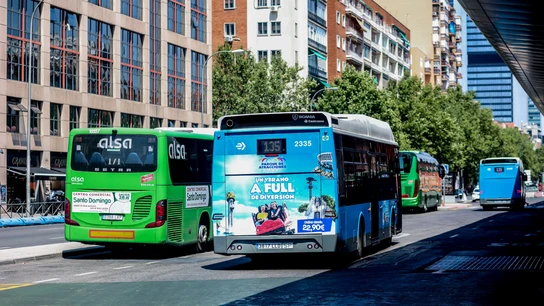Un autobús de la línea 135, en el intercambiador de Plaza de Castilla, a 5 de agosto de 2024, en Madrid (España). Un autobús de la línea 135, en el intercambiador de Plaza de Castilla, a 5 de agosto de 2024, en Madrid (España).