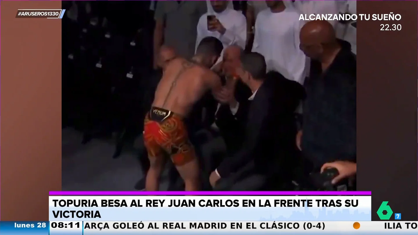 El beso viral en la frente de Topuria al rey Juan Carlos tras noquear a Holloway: así explicó el motivo El beso viral en la frente de Topuria al rey Juan Carlos tras noquear a Holloway: así explicó el motivo