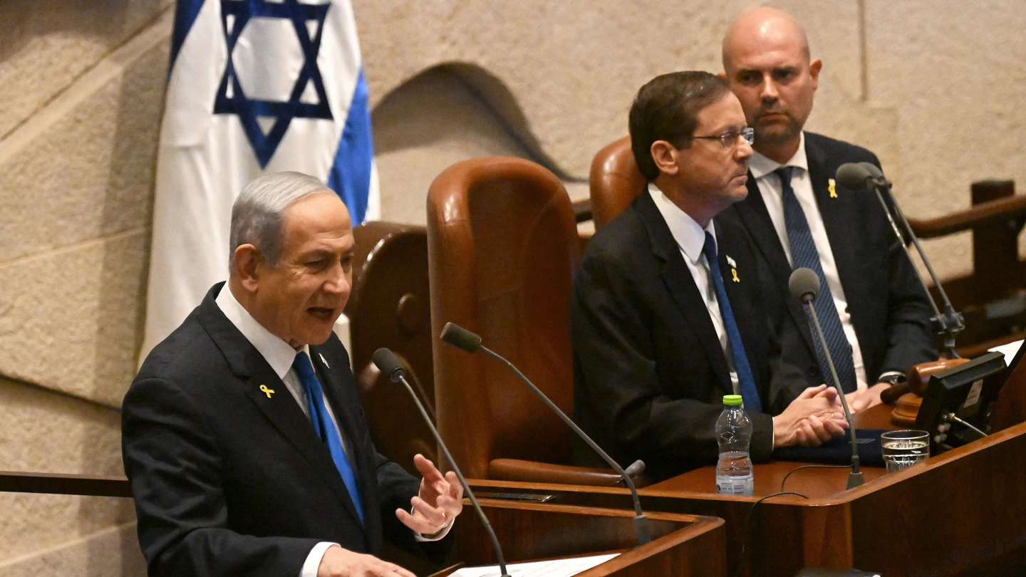 El primer ministro israelí, Benjamín Netanyahu, habla en la apertura de la 25ª sesión de la Knesset. El primer ministro israelí, Benjamín Netanyahu, habla en la apertura de la 25ª sesión de la Knesset.