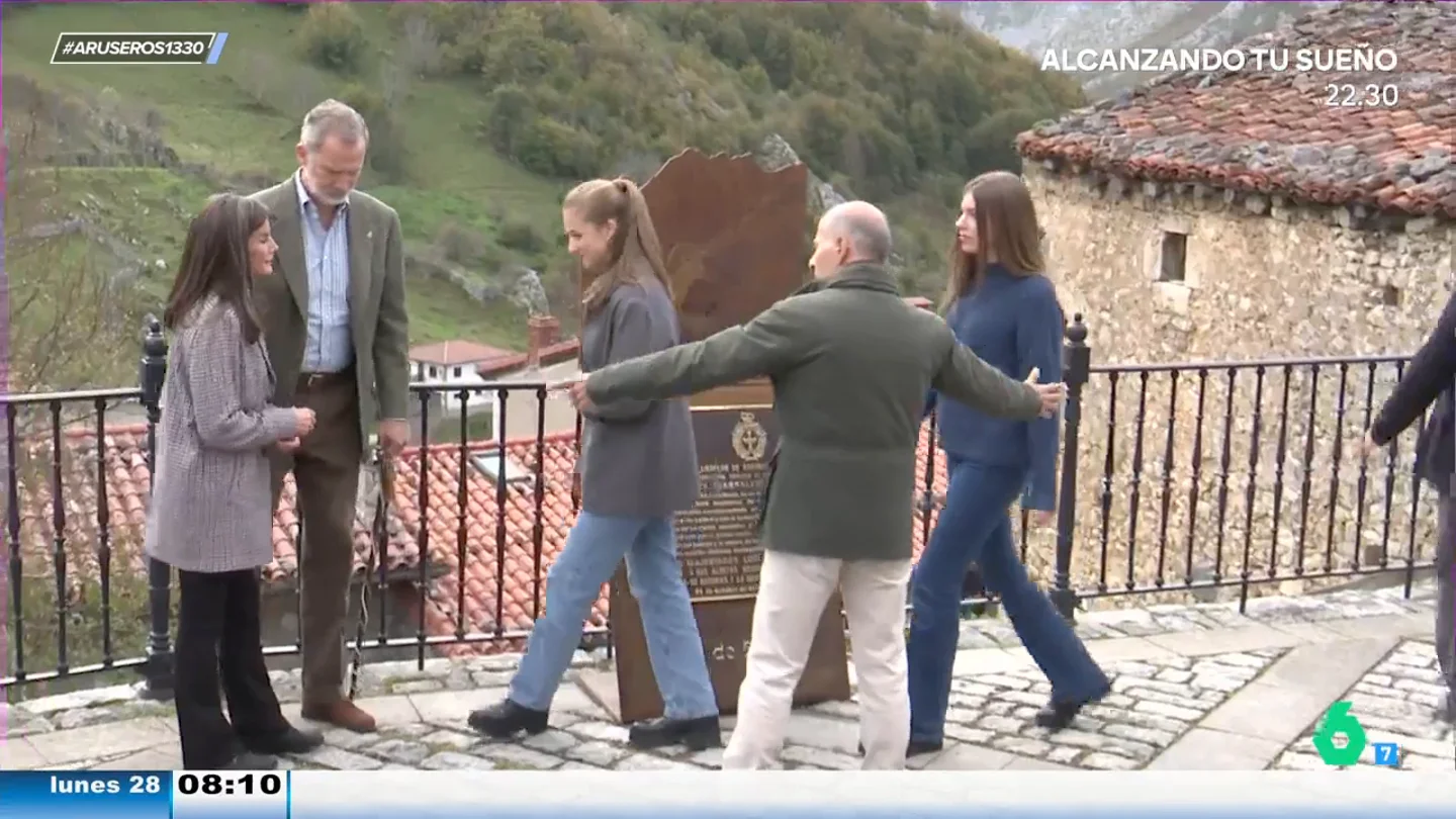El cómico problema de los reyes Felipe y Letizia para fotografiarse con Leonor y Sofía en Asturias El cómico problema de los reyes Felipe y Letizia para fotografiarse con Leonor y Sofía en Asturias